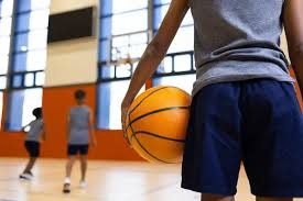 勒布朗准三双卢卡27分，湖人终结连败大胜老鹰